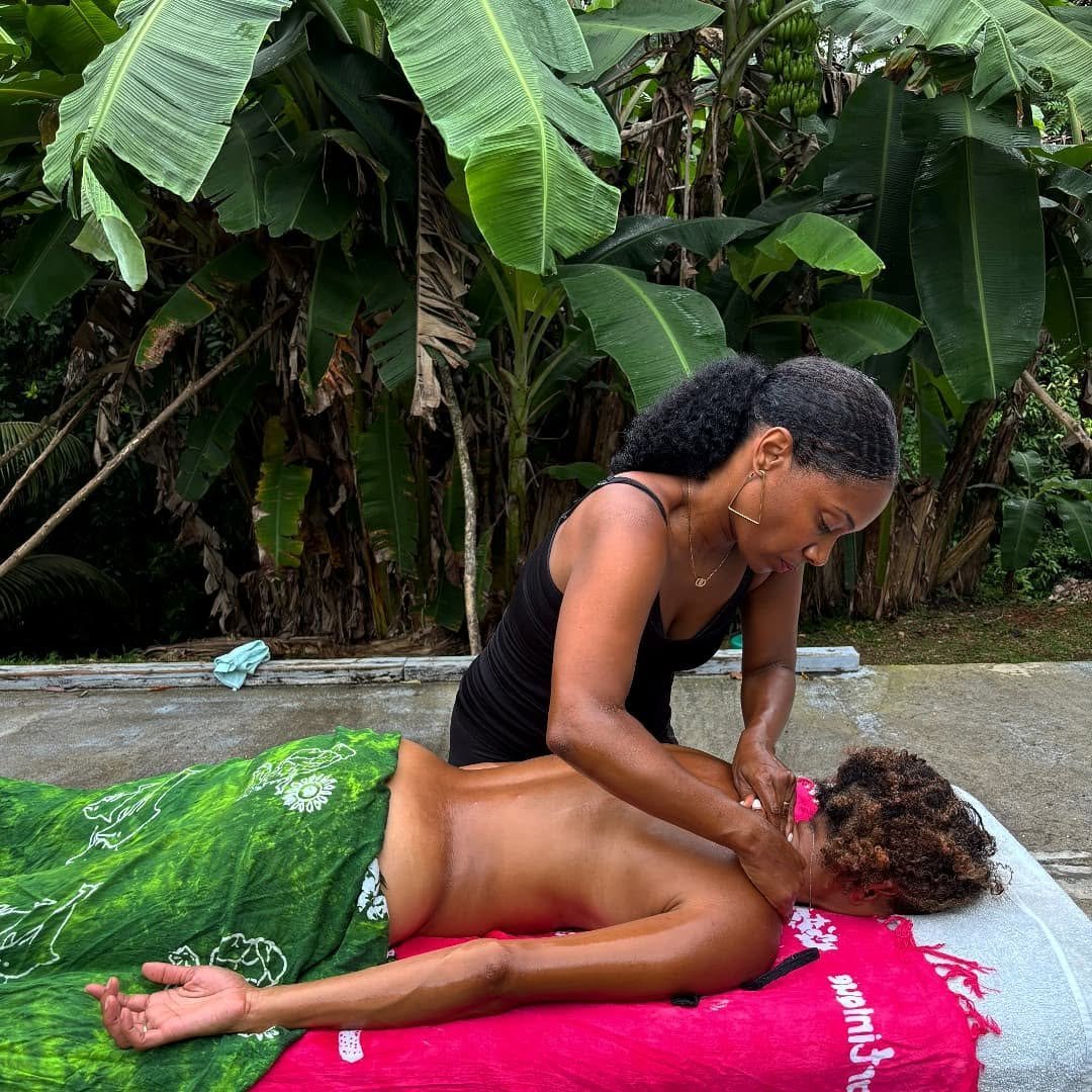Massage du dos en extérieur sous les bananiers