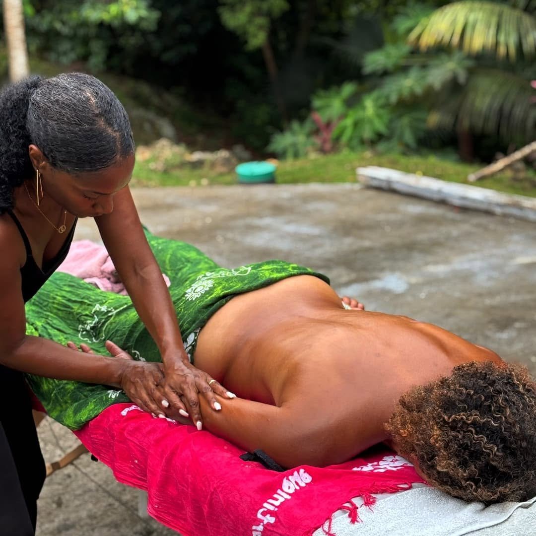 Massage relaxant dans un jardin tropical