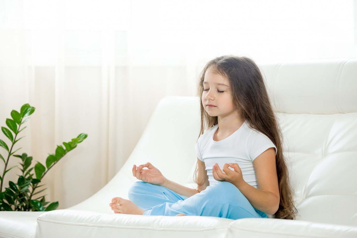 Petite fille en méditation, posture du lotus